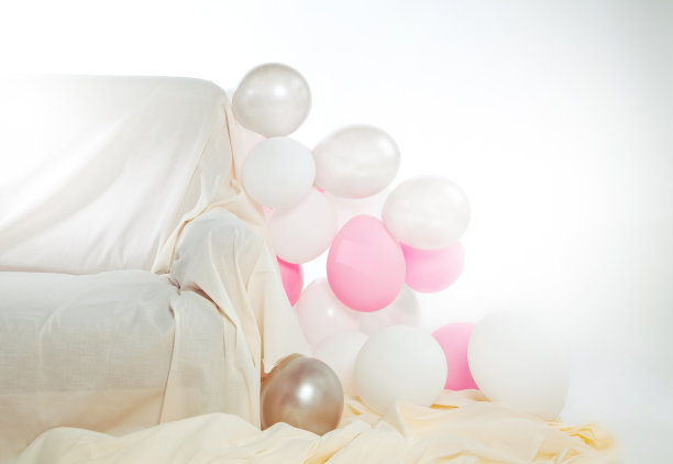 沙发，白色和粉色的气球图片下载