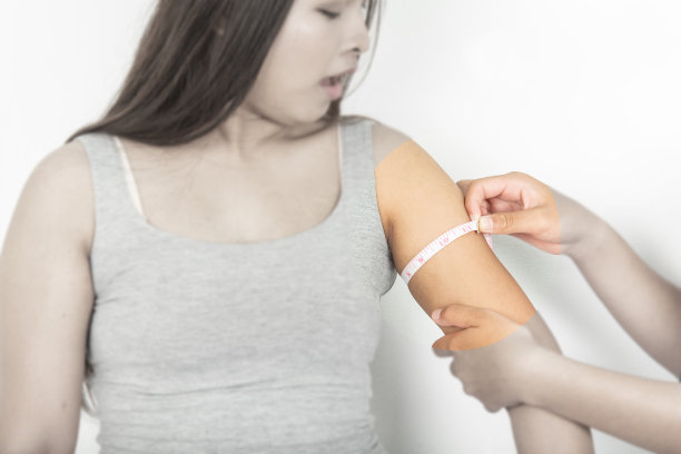 上臂和多余的脂肪图片下载