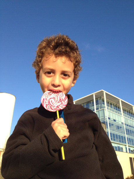 一个孩子在吃棒棒糖图片下载