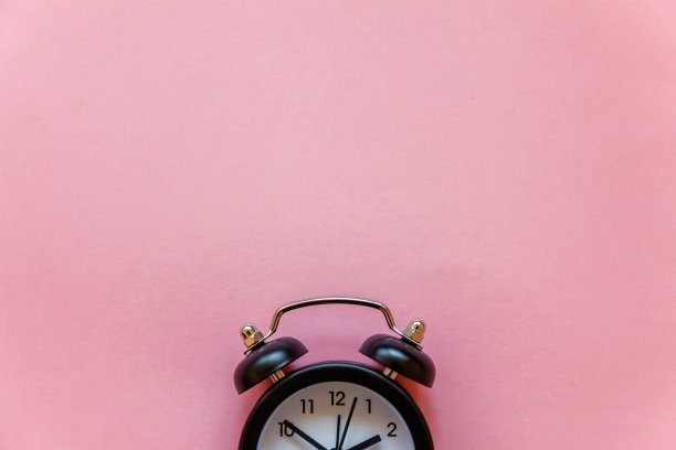 复古闹钟孤立在粉红色柔和的背景图片下载