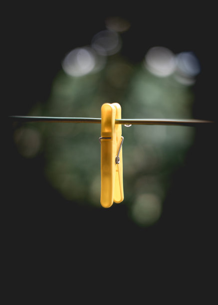 单塑料黄色衣钉图片下载