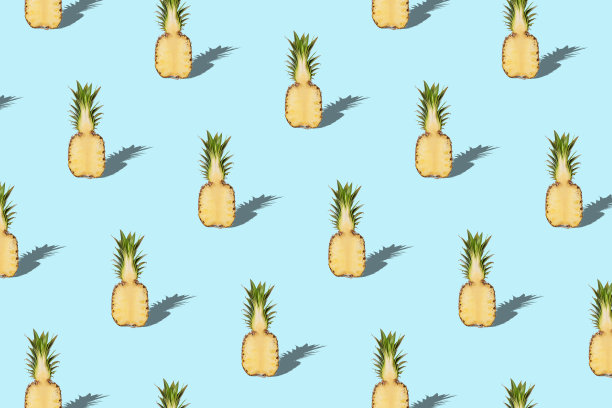 时髦的夏季图案与切片菠萝在明亮的蓝色背景。最小的夏天的概念。图片下载
