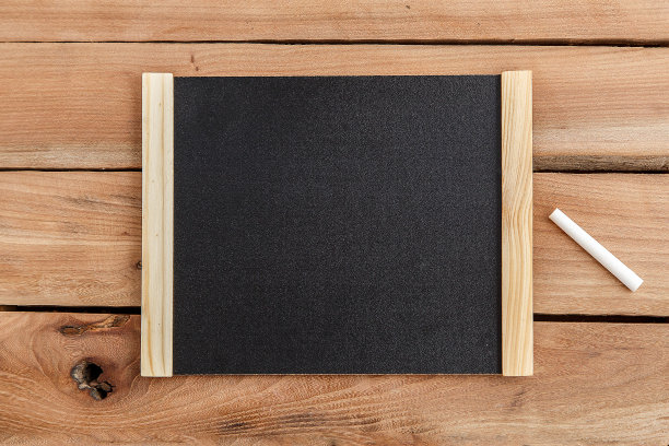 木质背景上有粉笔的黑板图片下载