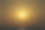 海面上金色的夕阳，背景是山脉。百分之八十的复制空间的图片图片下载