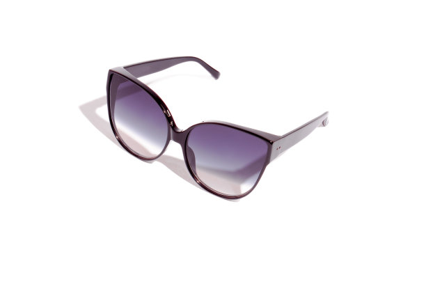 时髦的猫眼深色梯度太阳镜在精致的黑色塑料框架。图片下载