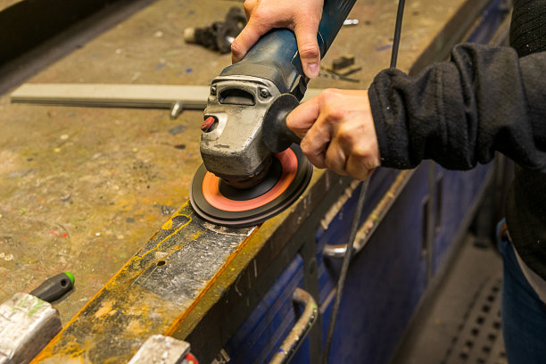 一位妇女正在用角磨机磨铁图片下载
