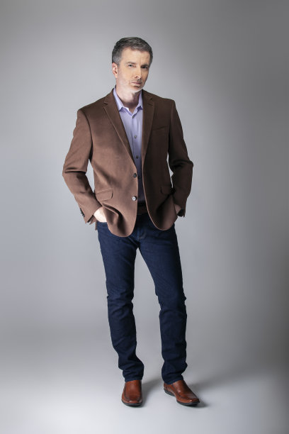 中年商人摆出成熟的时尚造型图片下载