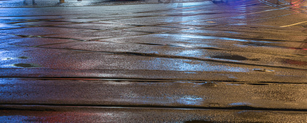 有轨电车相互交叉的夜景照片。图片下载