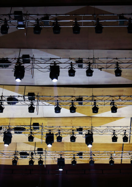 剧院屋顶有许多灯图片下载