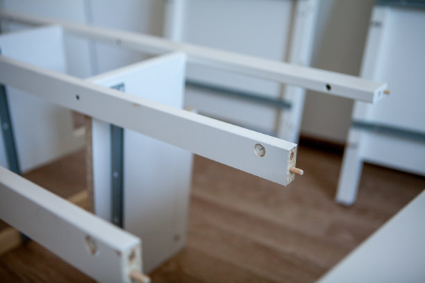 用螺丝刀组装的家具。白色的家具。有抽屉的柜子图片下载