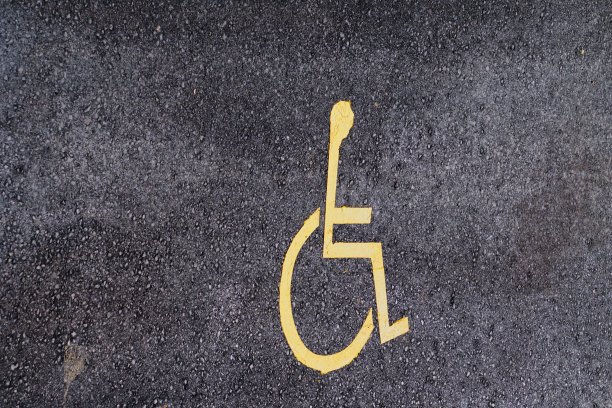 轮椅上的交通标志在马路上图片下载