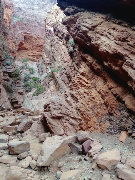 在魔鬼的喉咙里图片下载