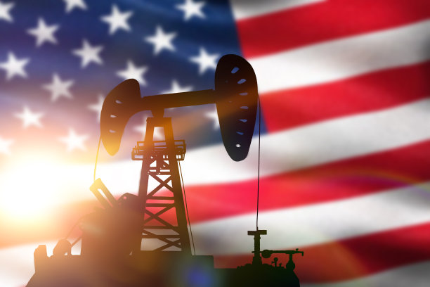 美国国旗背景上的石油钻探泵的轮廓图片下载