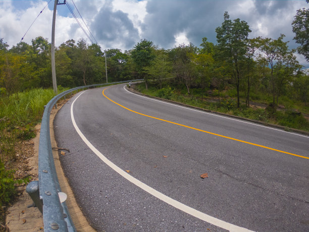 弯弯曲曲的山路图片下载