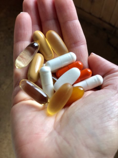 一个女人手里的一堆药丸图片下载