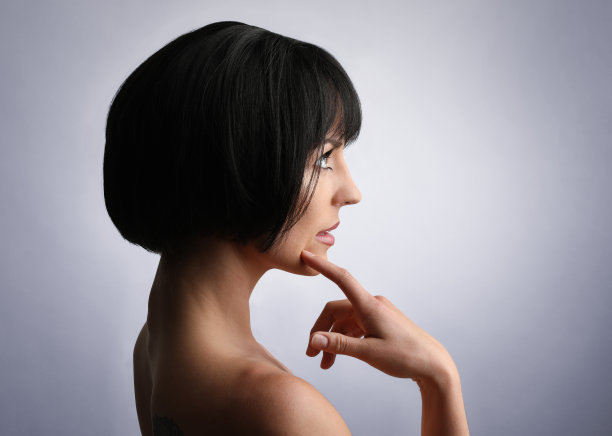 一个年轻漂亮的女人的肖像。图片下载