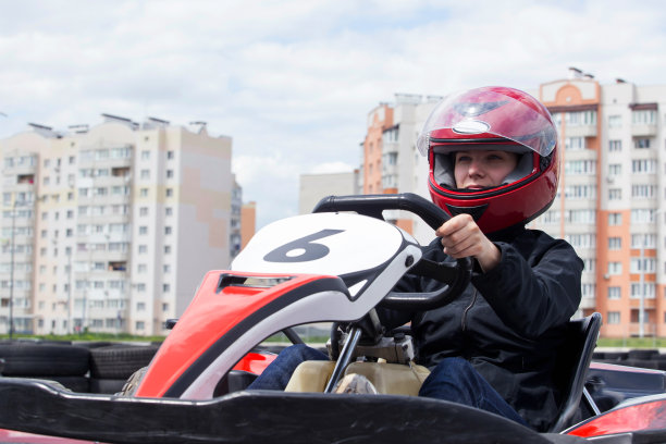 在运动跑道上推车图片下载