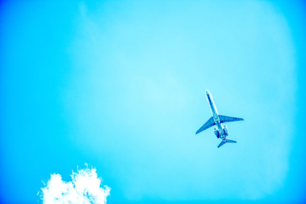 飞行的飞机图片下载