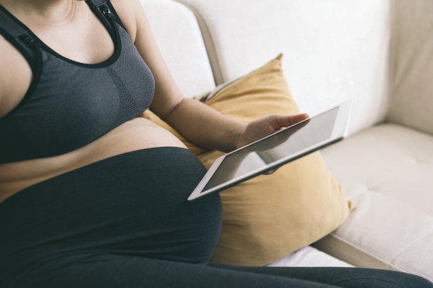 孕妇使用平板电脑图片下载