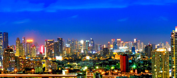 照片的城市和高层建筑在曼谷上午图片下载