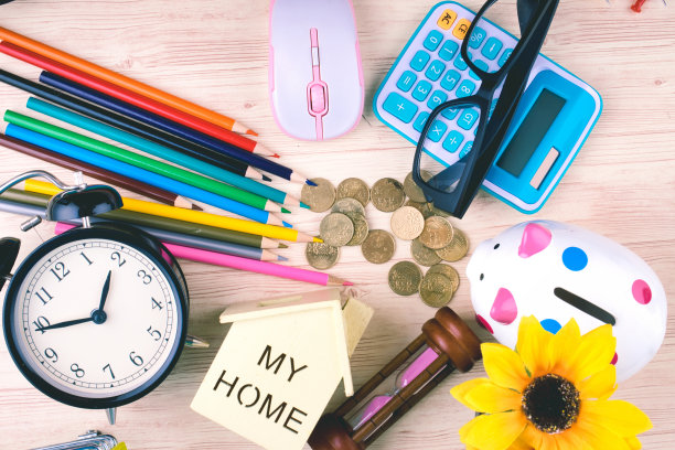 顶视图办公桌，模拟铅笔，计算器，眼镜和其他配件图片下载