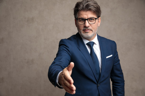 积极的商人伸手去握手图片下载