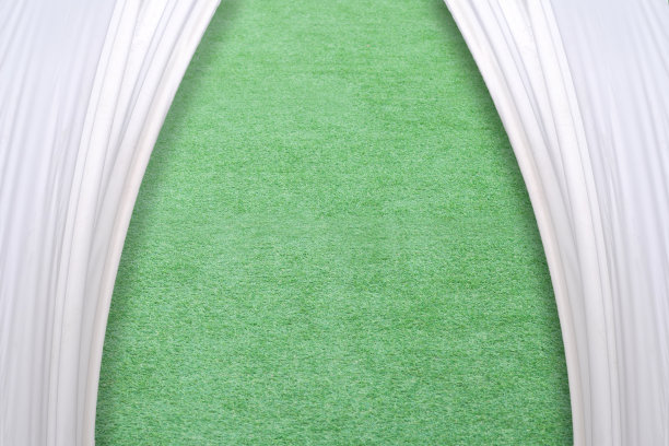 草地背景上的白色窗帘。图片下载