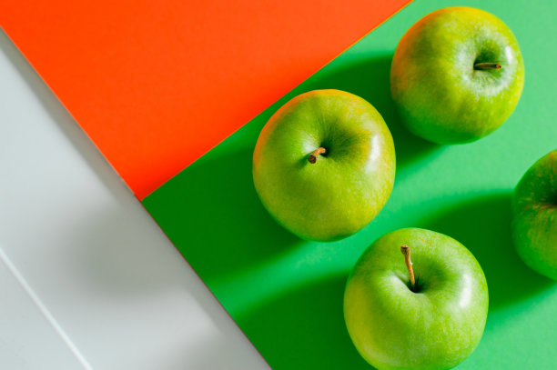 无缝模式与青苹果。水果抽象背景。绿色背景上的苹果。——图片图片下载