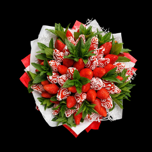 成熟美味的草莓装饰白巧克力和新鲜的薄荷叶孤立在黑色背景图片下载