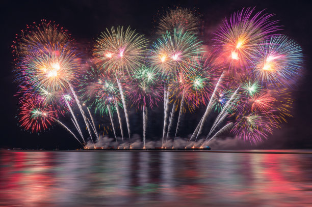 以夜空为背景的沙滩上，五彩缤纷的烟火表演图片下载