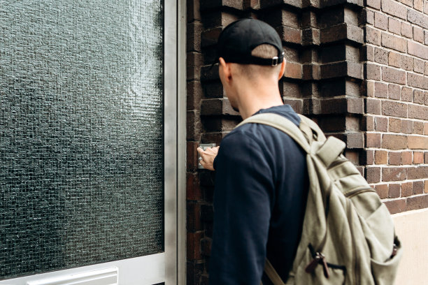 游客或学生的背包。素材图片