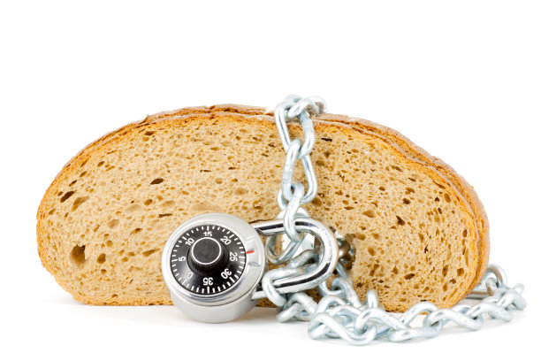 用挂锁锁住的面包片图片下载