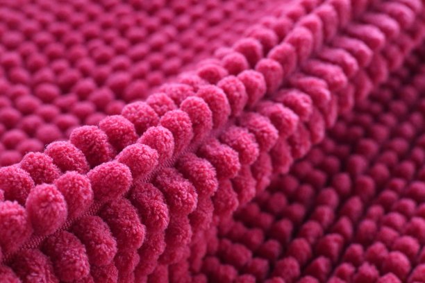 近距离观察红色超细纤维织物地毯表面图片下载