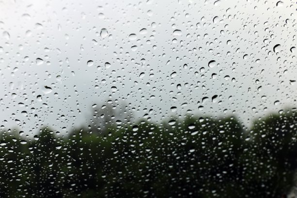 背景自然淡水滴在玻璃上，雨水凝结图片下载