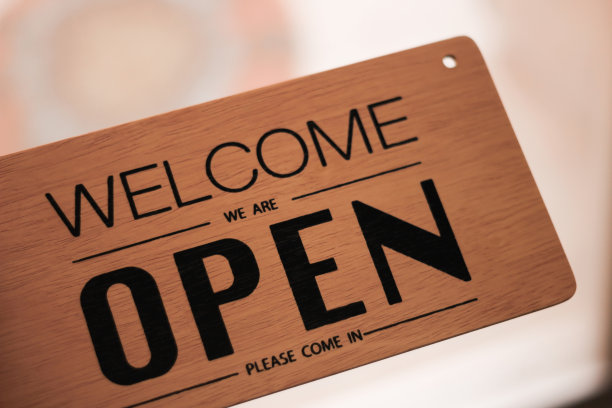 咖啡店门口挂着一个标志，关闭标志模糊背景，标签字关闭图片下载