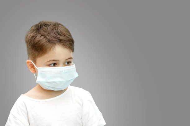 带着医用面具的白人小男孩在孤立的背景下图片下载