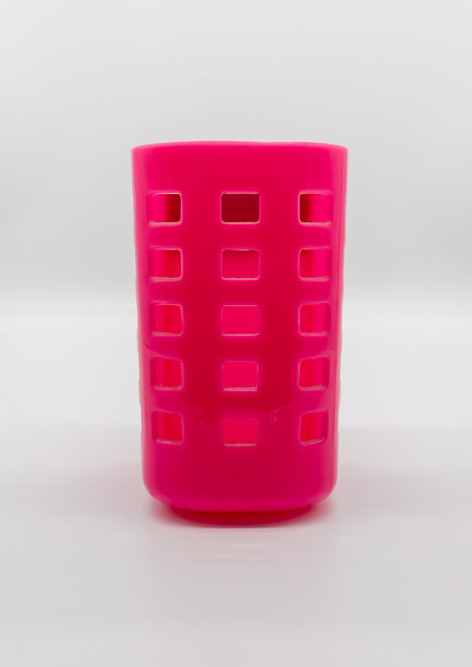 粉红色塑料多用途容器隔离在白色背景。图片下载