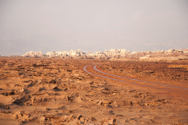 在宽谷火山附近的盐沙漠中，清晨的景观与日出时温暖的光线图片下载