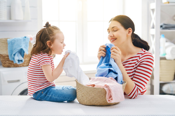 家人洗衣服图片下载