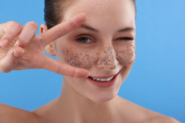 快乐微笑的女性与磨砂脸上图片下载