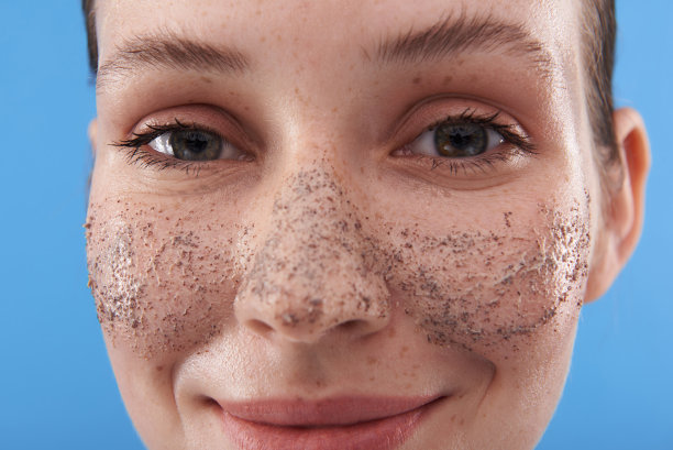 近距离观察快乐的年轻女性与磨砂面部图片下载