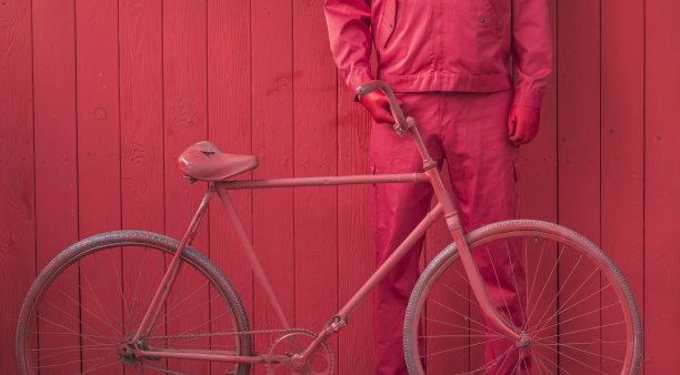 穿着红色衣服和一辆红色自行车的男人图片下载