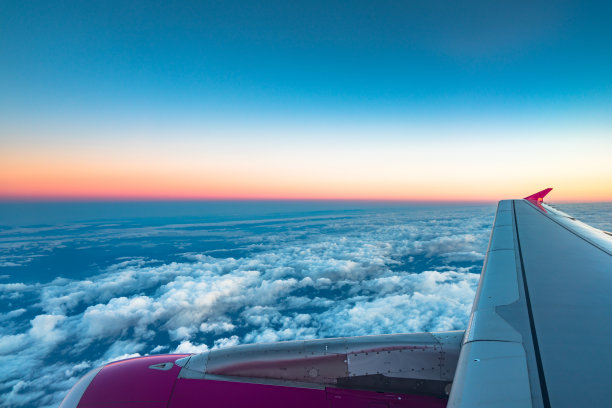 云，天空，富士山。从一架飞机的窗口看日出的云层，顶观云海般的天空背景，鸟瞰背景，山梨县，日本图片下载