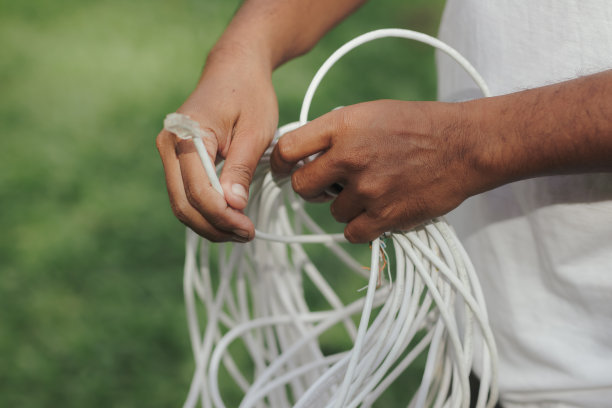 技术员正在用模糊的场景连接互联网系统。图片下载