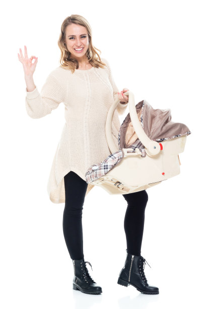 单身妈妈穿着一件有婴儿汽车座椅标志的毛衣图片下载