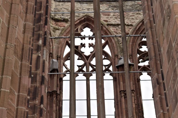 带有尖拱和滴水嘴的哥特式教堂废墟(德国，欧洲)图片下载