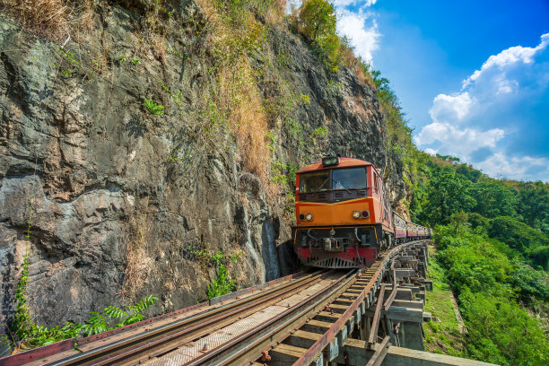 这条二战时期的历史铁路被称为“死亡铁路”，许多游客在火车上拍摄葵诺河的美景。图片下载