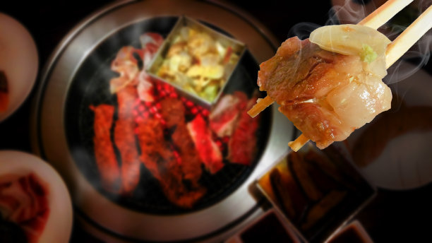 松阪牛肉烧烤筷子上合嘴炭炉和腌制猪肉，牛肉片与配料烹饪烧烤韩式和日本食物，推荐的亚洲菜肴图片下载