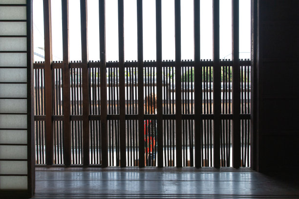 老妇人在老城区散步图片下载