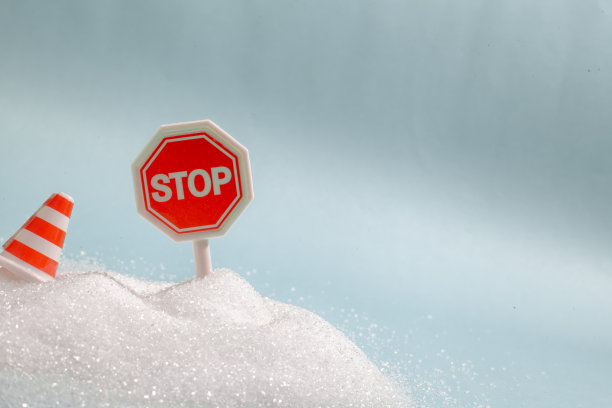 糖上的停止标志，警告糖太多会造成不健康的营养，肥胖，糖尿病，牙科保健和更多。图片下载